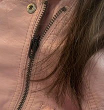 Laad afbeelding in Galerijviewer, Repair zippers with ZlideOn. ZlideOn used to repair a metal zipper in a jacket for a girl.
